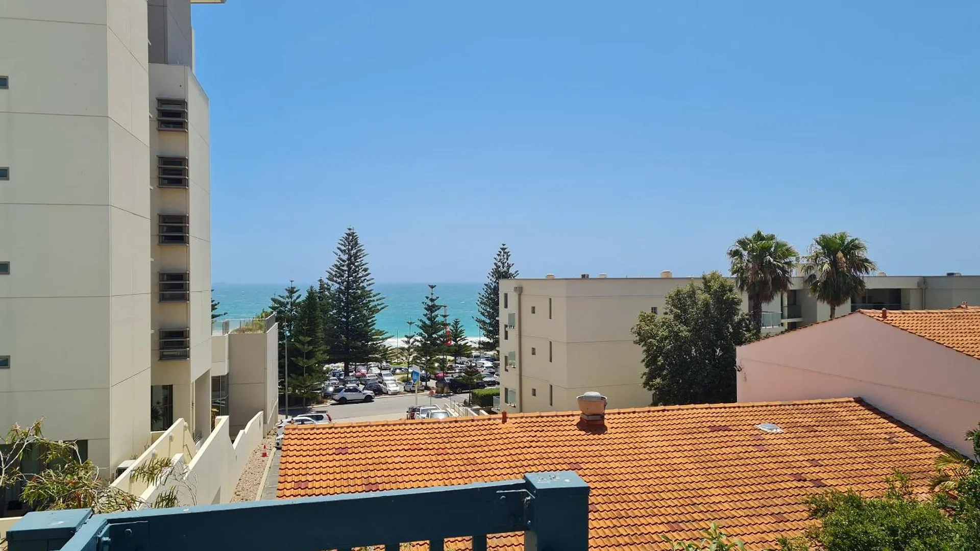 Coastal Living Iconic Scarborough Beach بيرث شقة