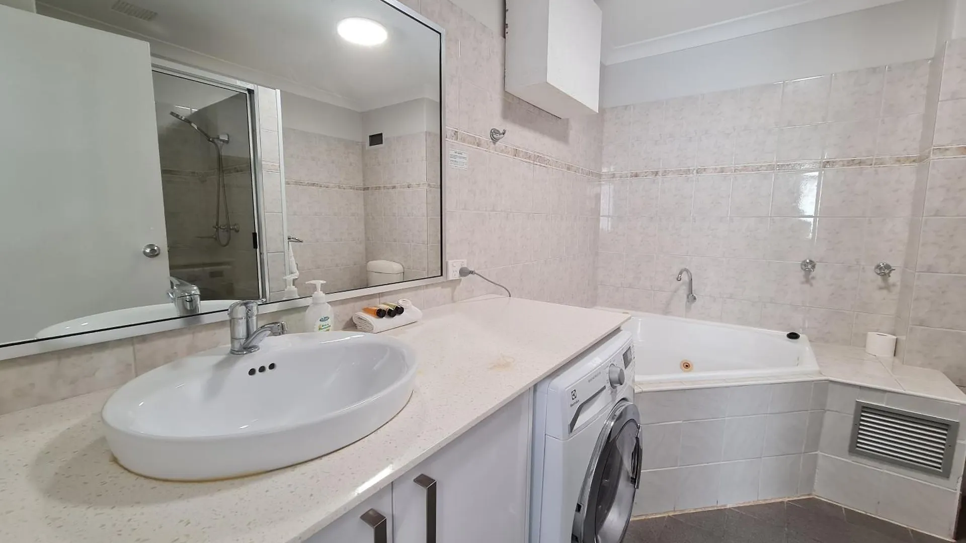 Coastal Living Iconic Scarborough Beach بيرث