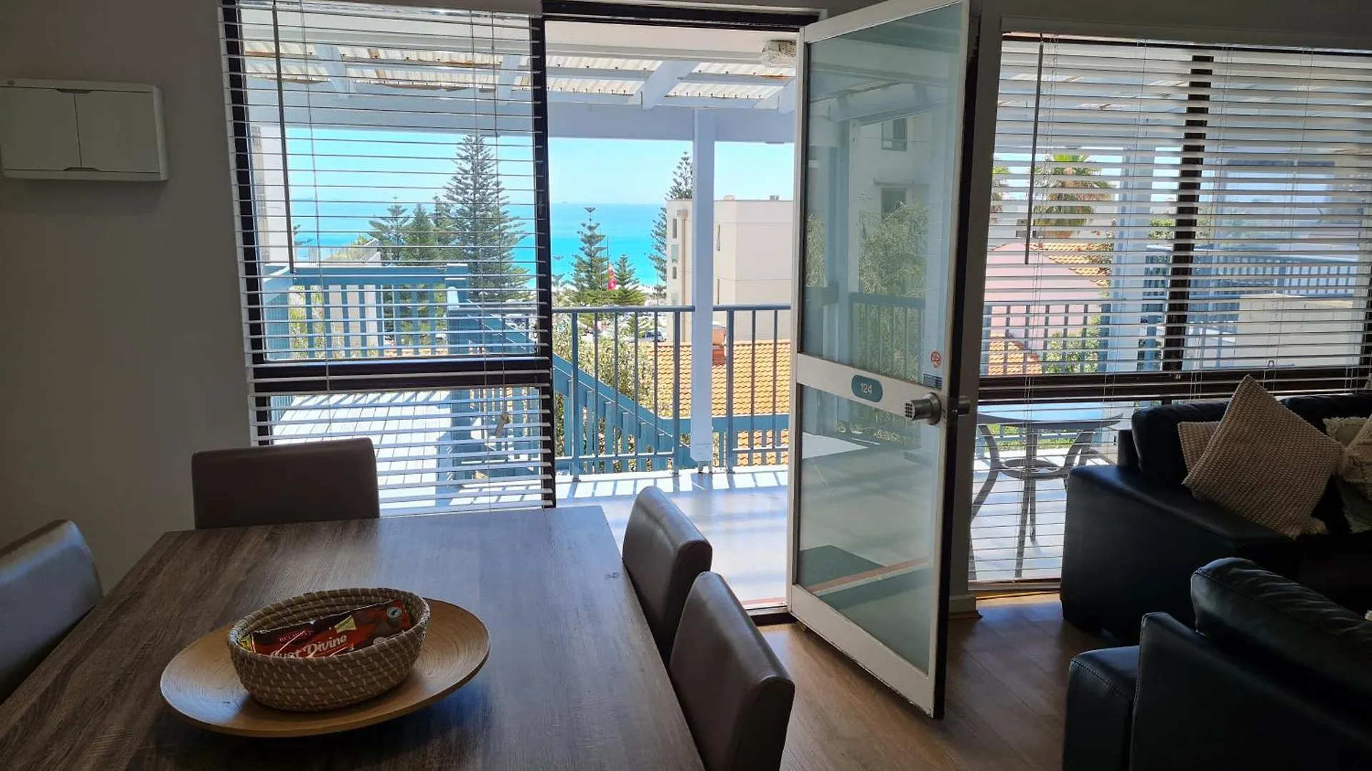 Coastal Living Iconic Scarborough Beach Perth Appartamento